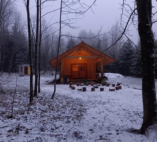 Waldhütte im Schnee